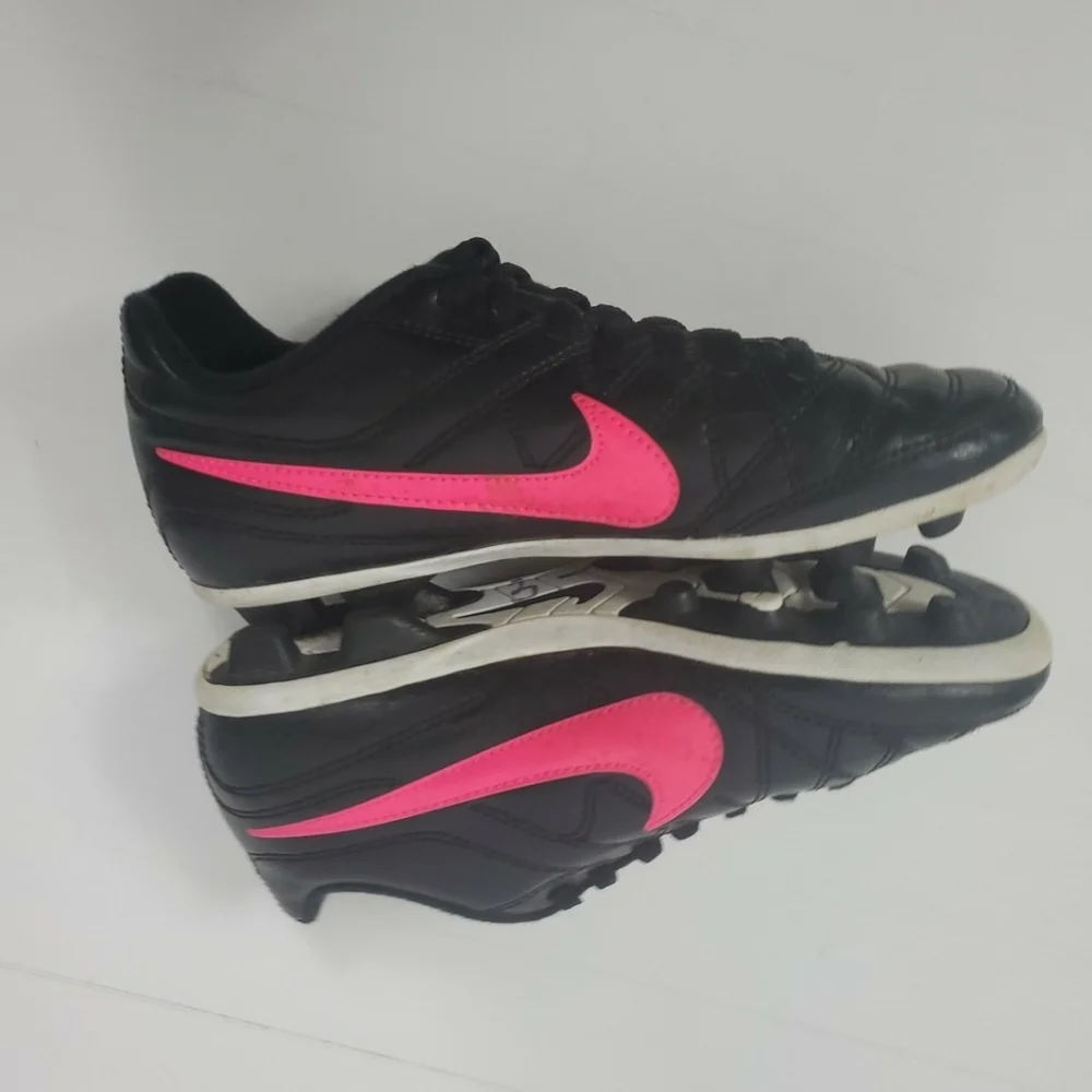 Nike Girls Cleats Shoes Size 1Y  Black Pink Jr Chaser - Picture 3 of 6